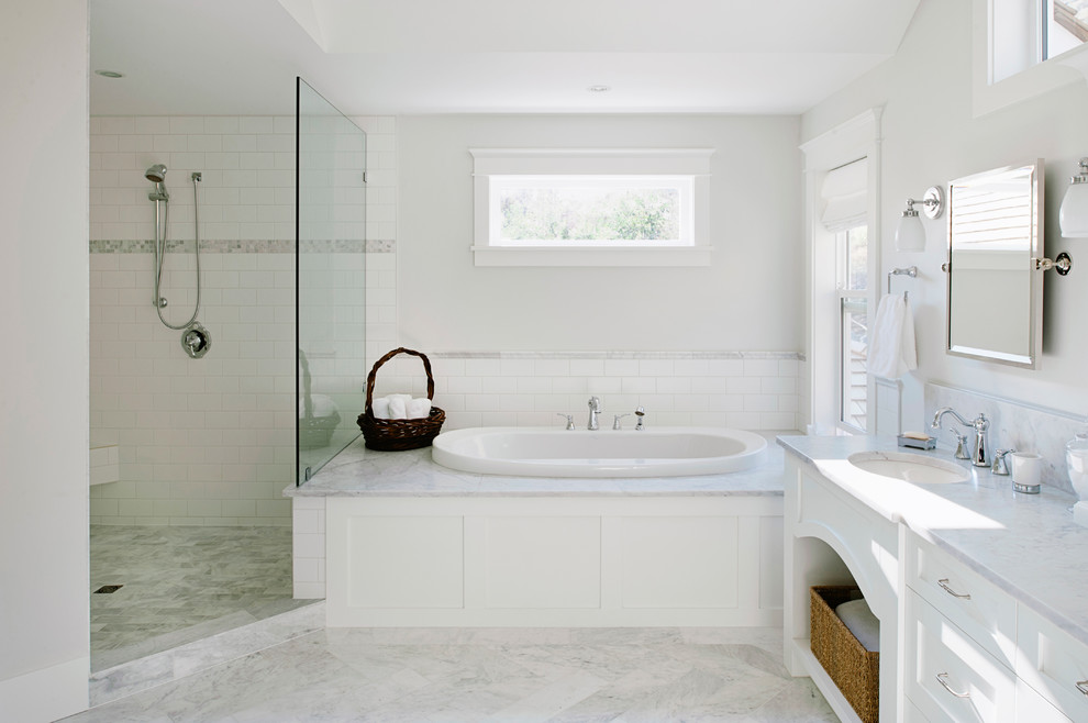 Diseño de cuarto de baño clásico con encimera de mármol