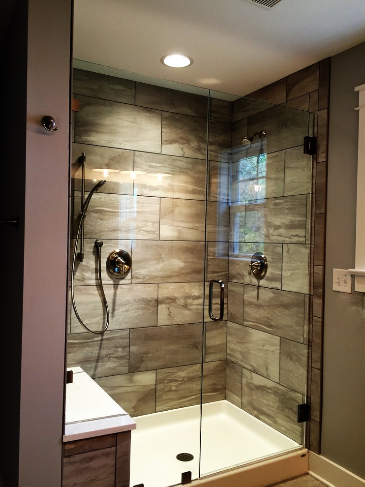 Cette photo montre une salle d'eau tendance de taille moyenne avec une douche double, un carrelage gris, des carreaux de céramique, un mur gris, un sol en carrelage de porcelaine et un sol beige.