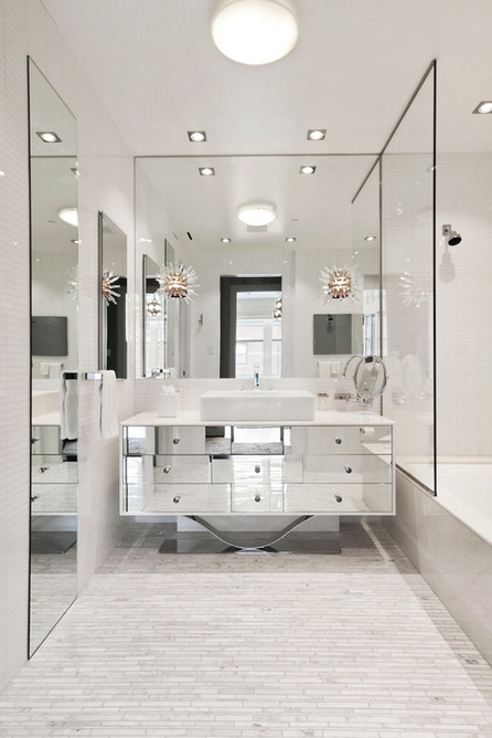 Ispirazione per una stanza da bagno contemporanea con piastrelle a listelli, piastrelle bianche, ante di vetro, lavabo a bacinella, pareti bianche, vasca/doccia e vasca ad alcova