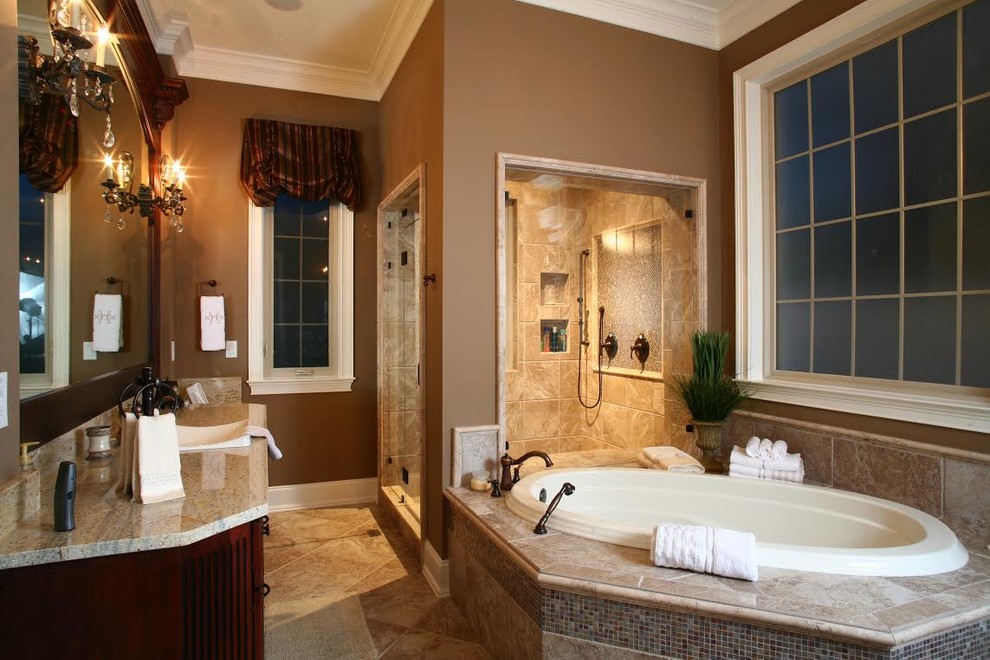 Diseño de cuarto de baño principal con jacuzzi, ducha abierta, baldosas y/o azulejos beige, baldosas y/o azulejos de cerámica, paredes beige, suelo de baldosas de cerámica y encimera de granito