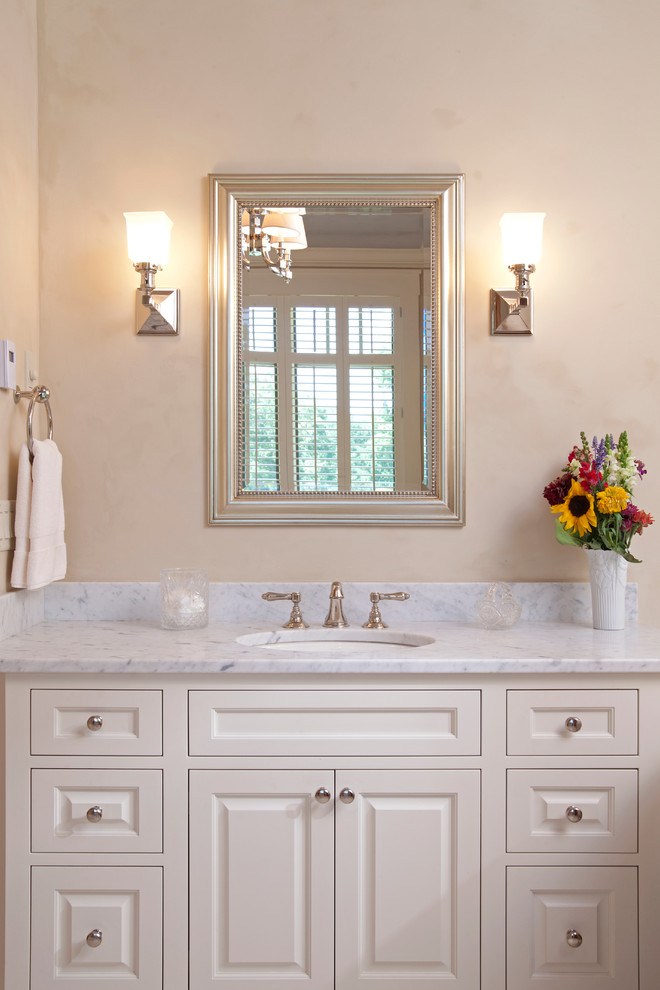 Inspiration för klassiska badrum, med marmorbänkskiva