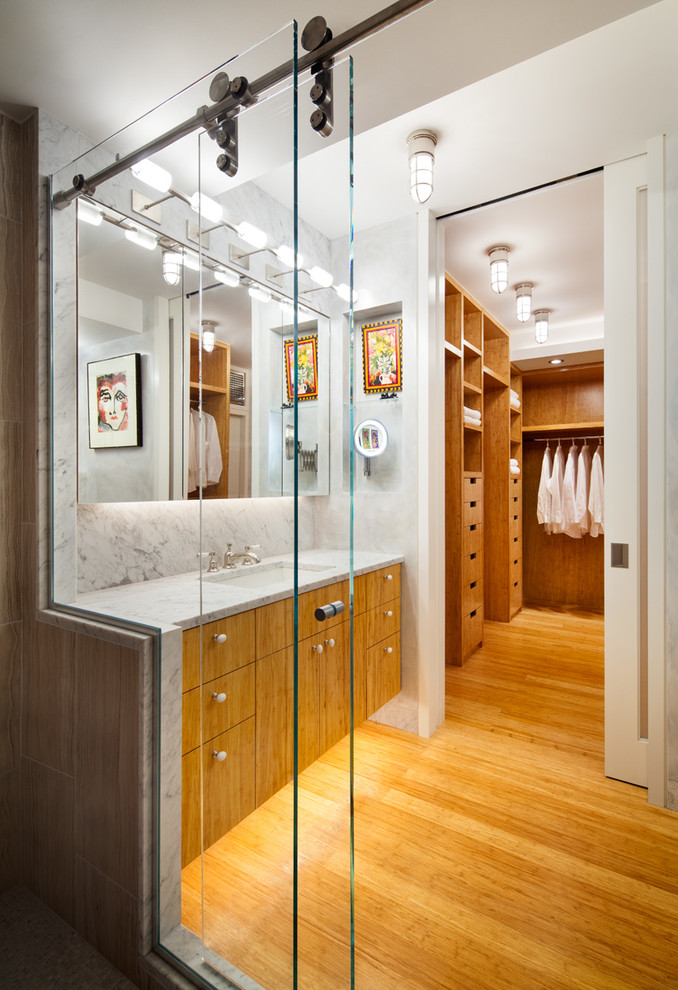 Exempel på ett litet modernt en-suite badrum, med släta luckor, skåp i mellenmörkt trä, vit kakel, stenhäll, ett undermonterad handfat, en öppen dusch, en vägghängd toalettstol, bambugolv, marmorbänkskiva, vita väggar och dusch med skjutdörr