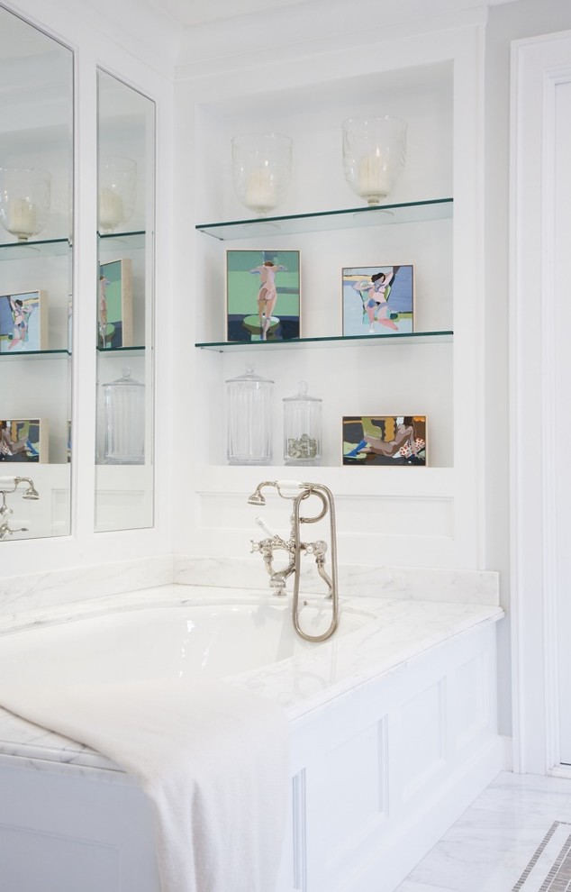 Стильный дизайн: ванная комната в стиле неоклассика (современная классика) с полновстраиваемой ванной - последний тренд