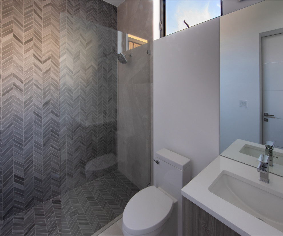 Idee per un'ampia stanza da bagno moderna con ante lisce, ante marroni e top bianco