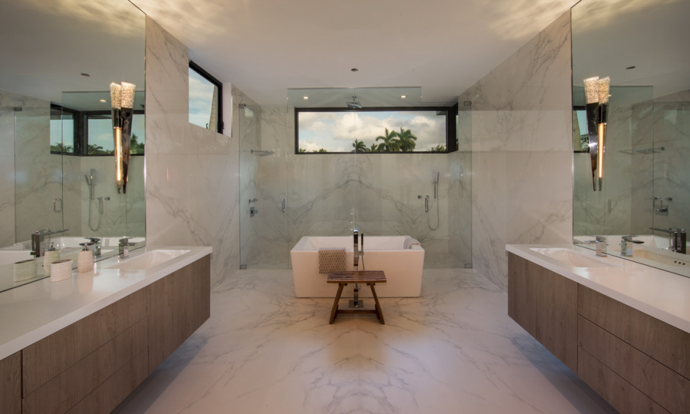 Ispirazione per un'ampia stanza da bagno moderna con ante lisce, ante marroni e top bianco