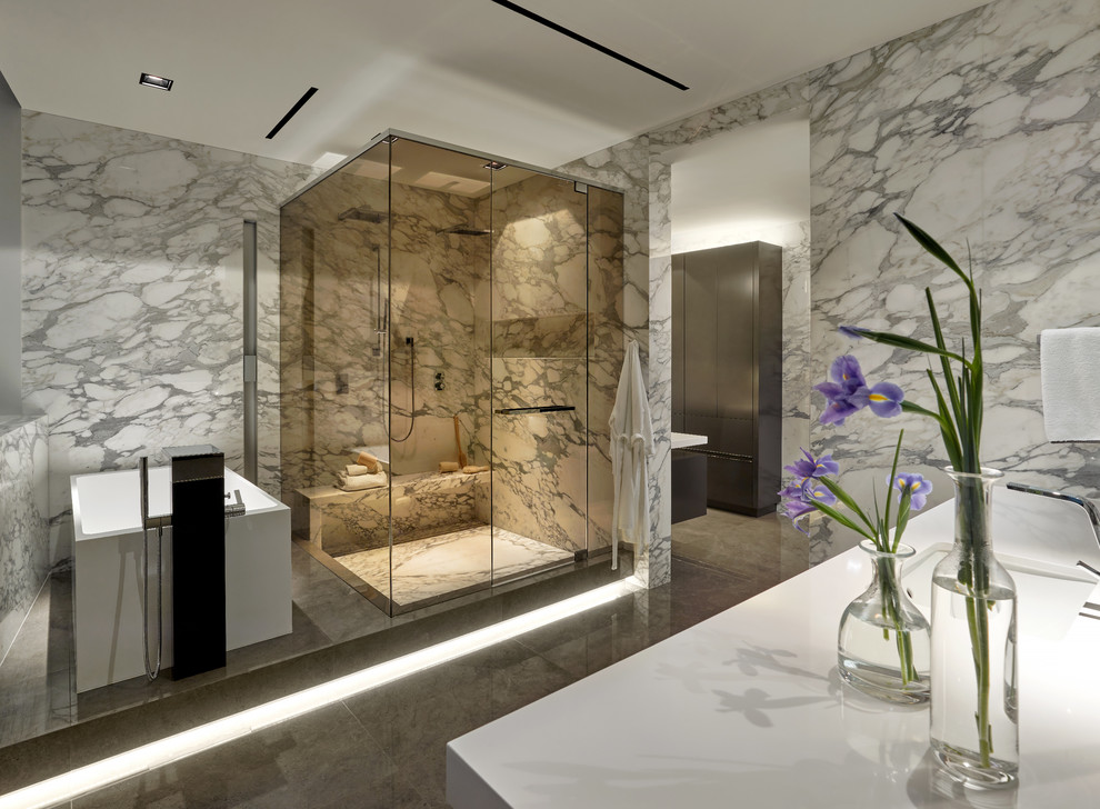 Modernes Duschbad mit freistehender Badewanne, Eckdusche, grauen Fliesen, grauer Wandfarbe, Unterbauwaschbecken, grauem Boden und Falttür-Duschabtrennung in Miami