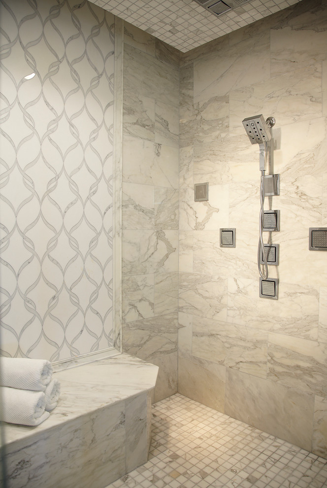Exotisk inredning av ett mellanstort en-suite badrum, med en dubbeldusch, vit kakel, stenkakel, vita väggar och marmorgolv