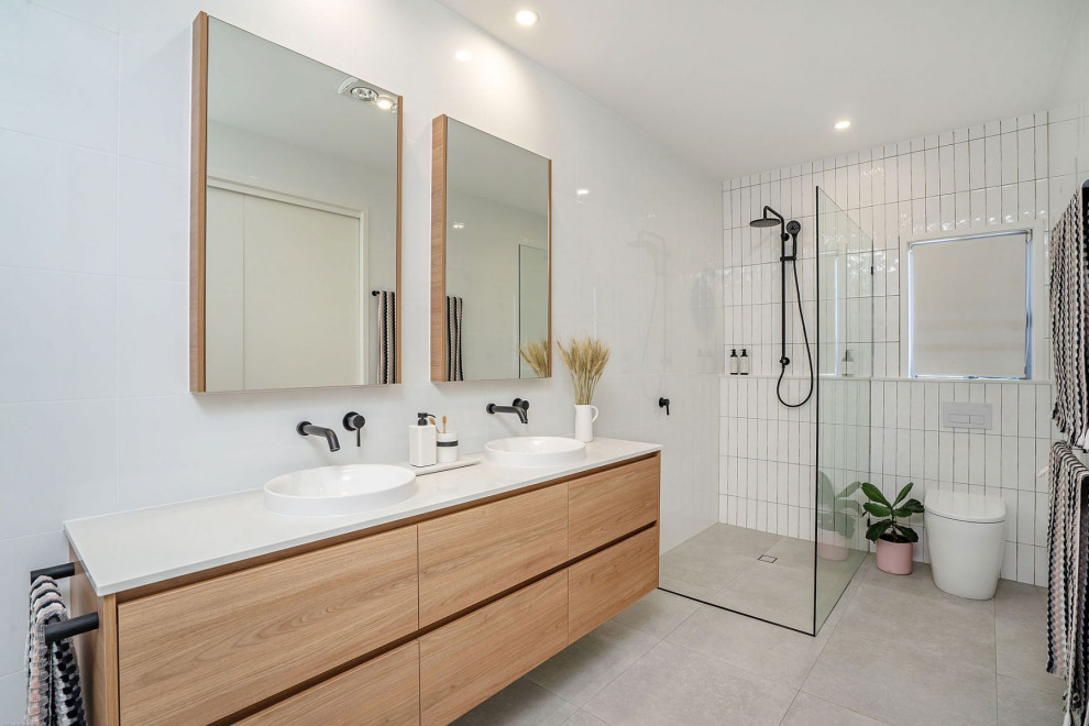 Idéer för ett stort modernt vit badrum med dusch, med skåp i ljust trä, en dusch i en alkov, vita väggar, klinkergolv i porslin, ett fristående handfat, grått golv och med dusch som är öppen