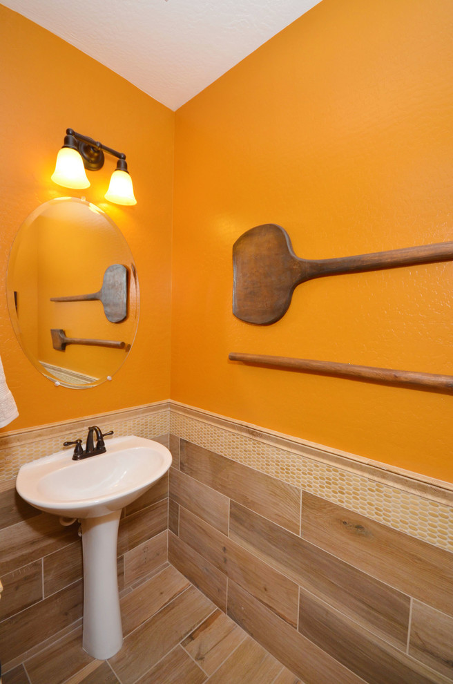 Aménagement d'une salle d'eau contemporaine de taille moyenne avec un plan vasque, un plan de toilette en quartz modifié, WC à poser, un carrelage beige, un carrelage imitation parquet, un mur orange et parquet clair.