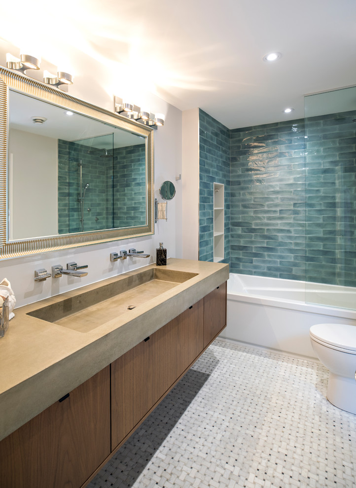 Aménagement d'une salle de bain principale moderne en bois brun de taille moyenne avec un placard à porte plane, un sol en carrelage de terre cuite, un lavabo intégré, un plan de toilette en quartz modifié, un sol blanc et un plan de toilette vert.