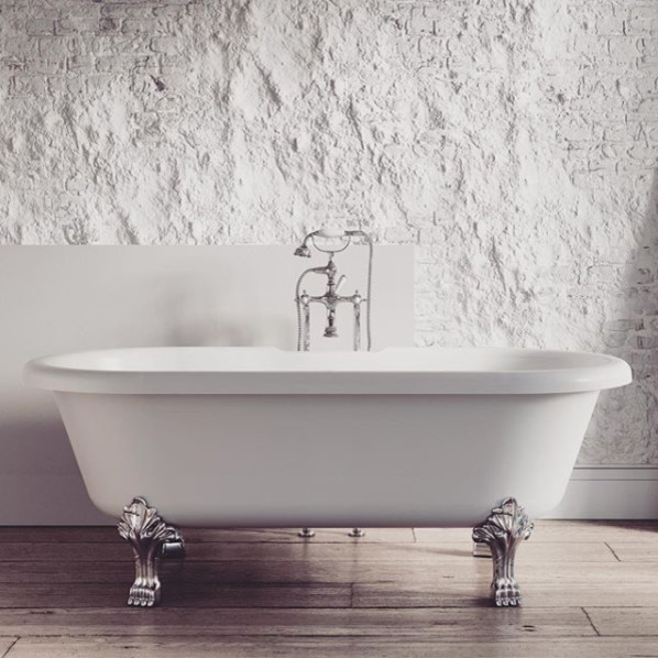 Inspiration pour une salle d'eau victorienne avec une baignoire sur pieds et un plan de toilette en quartz modifié.