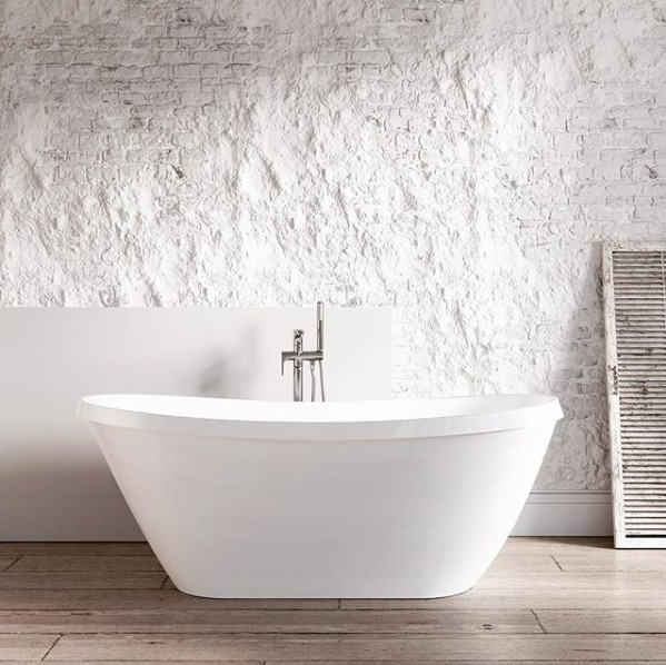 Diseño de cuarto de baño actual con bañera exenta y encimera de cuarzo compacto