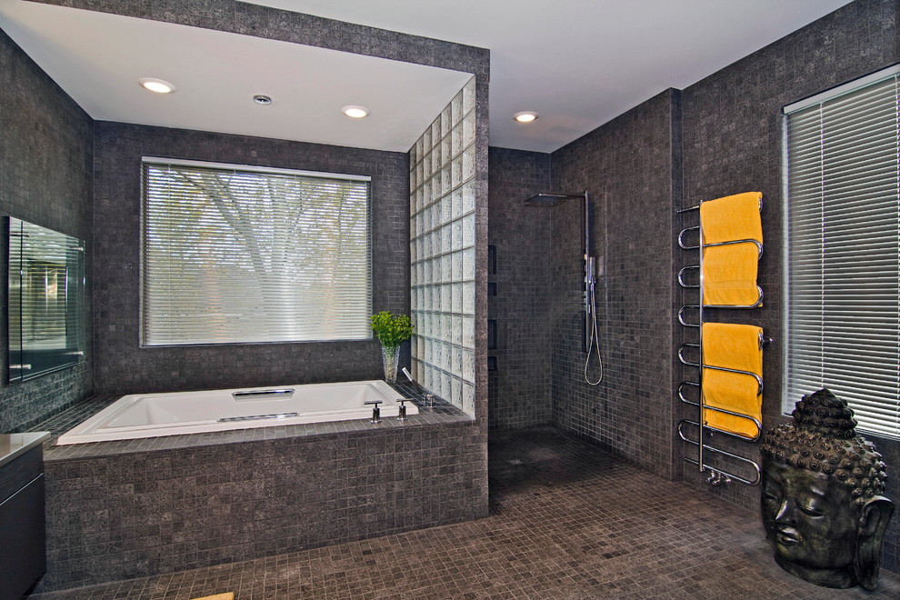 Foto de cuarto de baño actual con ducha a ras de suelo