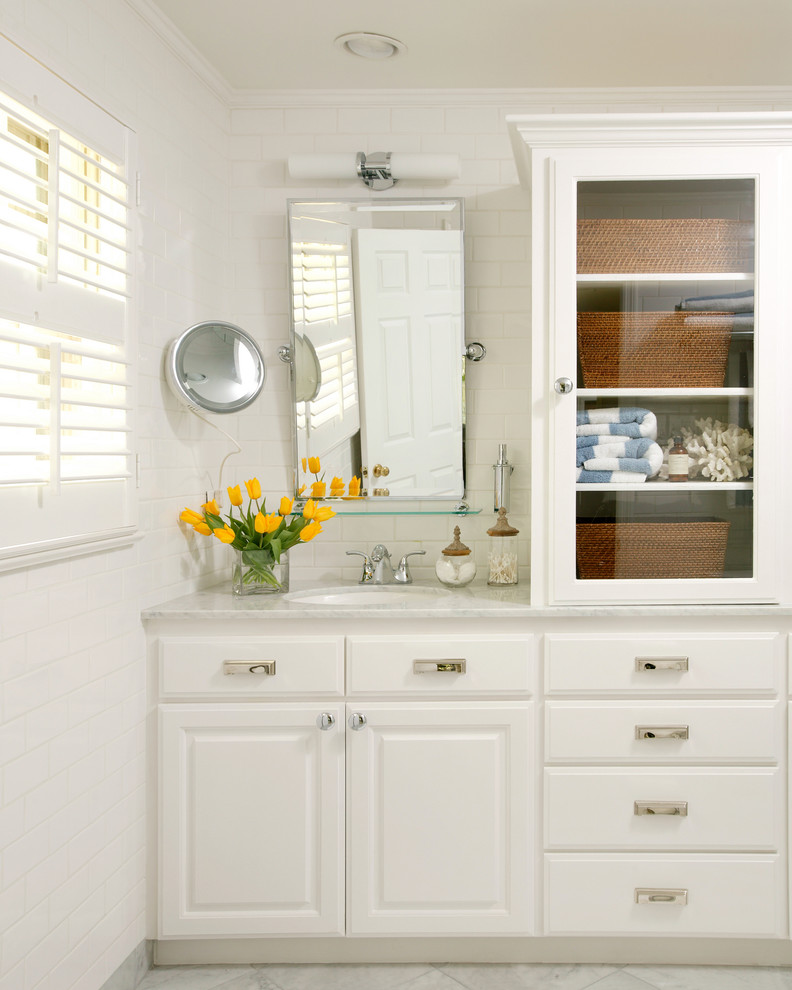 Idéer för mellanstora vintage en-suite badrum, med ett undermonterad handfat, luckor med upphöjd panel, vita skåp, vit kakel, vita väggar och marmorgolv