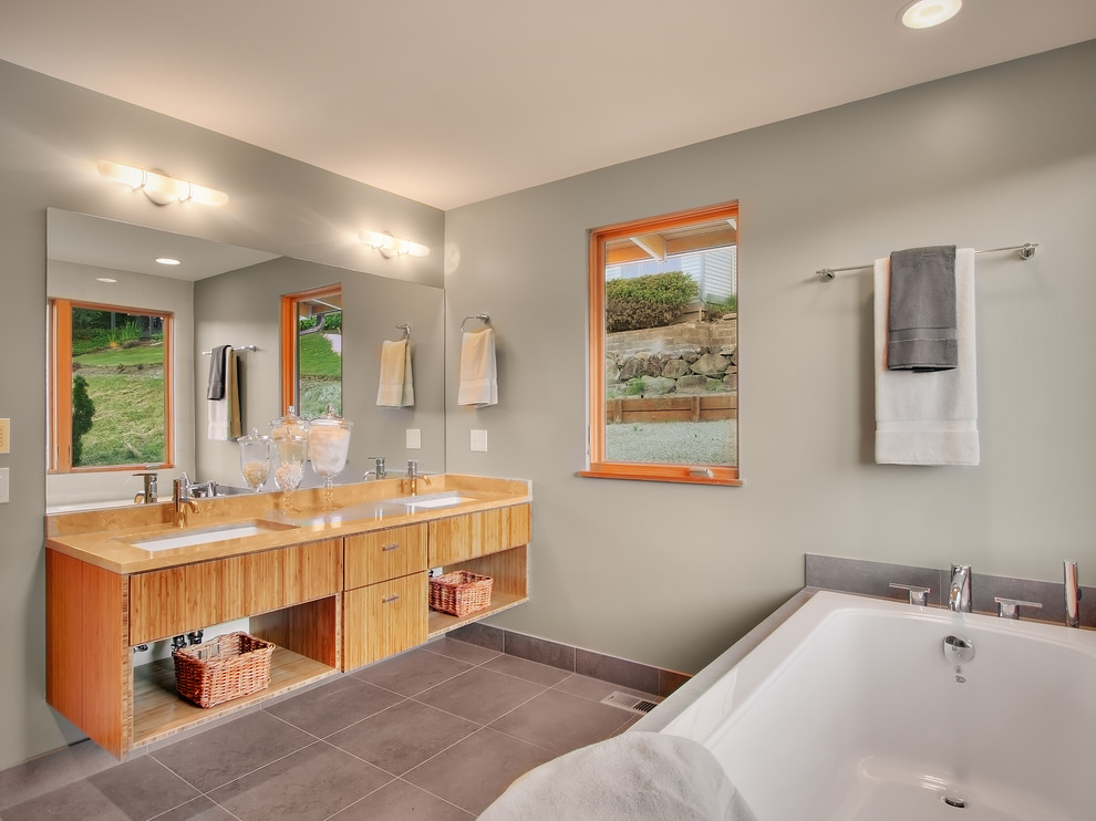Идея дизайна: ванная комната в современном стиле с врезной раковиной и окном
