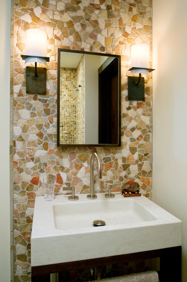 Idée de décoration pour une salle de bain asiatique de taille moyenne avec un carrelage multicolore et un mur en pierre.