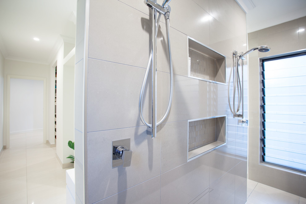 Foto de cuarto de baño principal actual de tamaño medio con baldosas y/o azulejos marrones, ducha abierta, paredes marrones, suelo de baldosas de cerámica, suelo blanco y ducha abierta