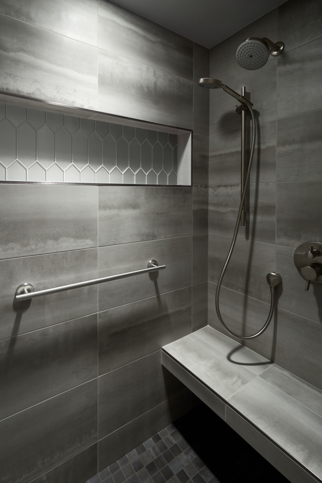 Cette photo montre une petite douche en alcôve principale tendance avec un carrelage gris, des carreaux de porcelaine, un mur gris, un sol en carrelage de terre cuite et un sol gris.
