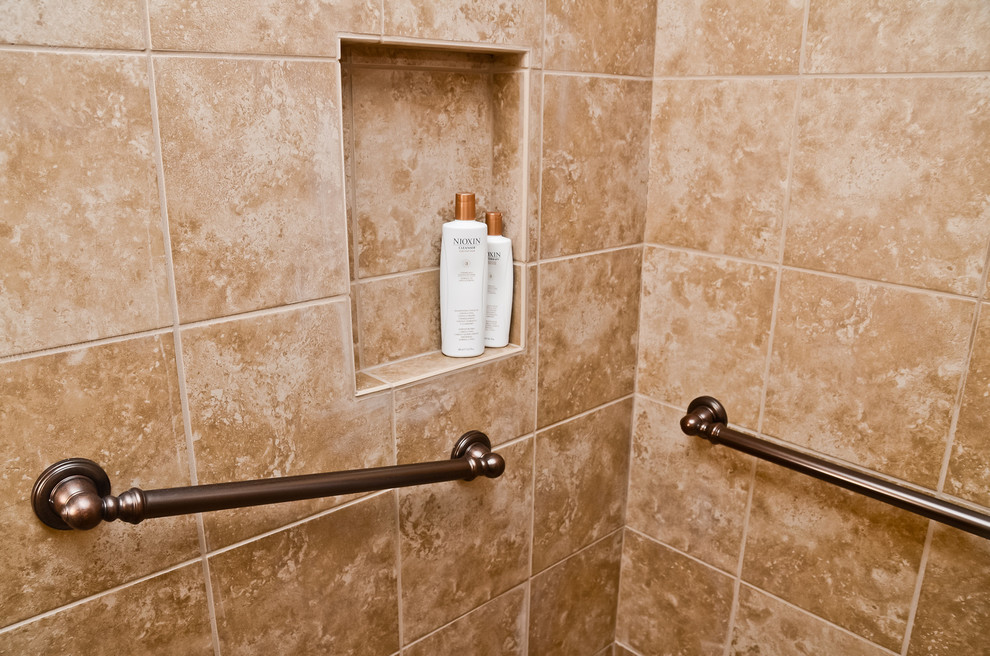 Пример оригинального дизайна: маленькая ванная комната в классическом стиле с фасадами с выступающей филенкой, фасадами цвета дерева среднего тона, угловым душем, унитазом-моноблоком, коричневой плиткой, керамогранитной плиткой, белыми стенами, полом из керамогранита, накладной раковиной, столешницей из искусственного камня, коричневым полом и шторкой для ванной для на участке и в саду