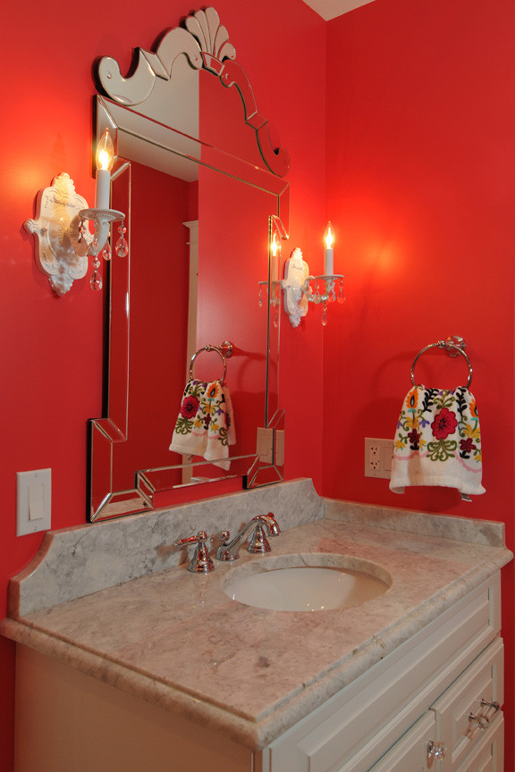 Ispirazione per una stanza da bagno chic di medie dimensioni con lavabo sottopiano, ante con bugna sagomata, ante bianche, top in quarzite e pareti rosse