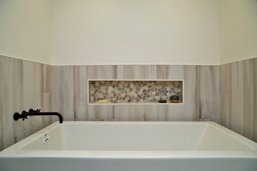 На фото: главная ванная комната среднего размера в стиле лофт с плоскими фасадами, черными фасадами, отдельно стоящей ванной, душем без бортиков, раздельным унитазом, разноцветной плиткой, керамогранитной плиткой, белыми стенами, полом из керамогранита, монолитной раковиной, столешницей из искусственного камня, разноцветным полом, открытым душем и белой столешницей с