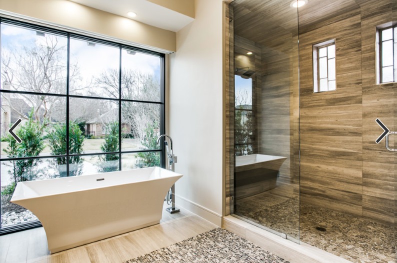 Cette image montre une salle de bain principale design de taille moyenne avec un placard à porte plane, des portes de placard marrons, une baignoire indépendante, une douche double, WC séparés, un carrelage gris, des plaques de verre, un mur beige, un sol en carrelage de céramique, un lavabo encastré, un plan de toilette en calcaire, un sol gris et une cabine de douche à porte battante.