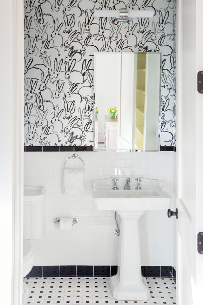 チャールストンにあるトラディショナルスタイルのおしゃれな浴室 (黒いタイル、白いタイル、白い壁、モザイクタイル、ペデスタルシンク、白い床) の写真