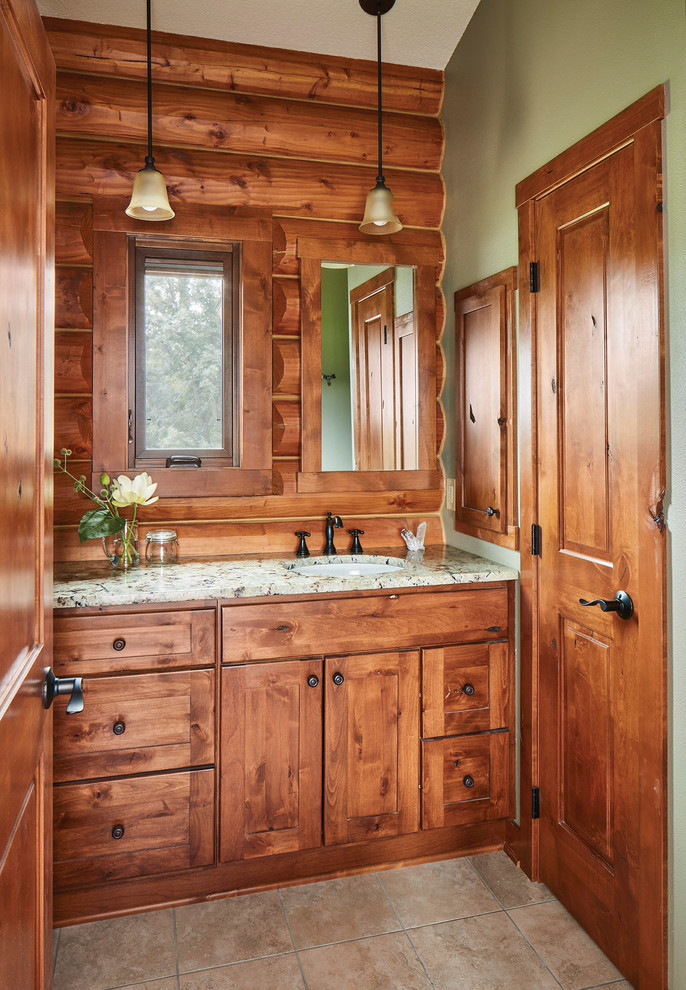 На фото: ванная комната в деревянном доме в стиле рустика с фасадами в стиле шейкер, темными деревянными фасадами, зелеными стенами, врезной раковиной, серым полом и белой столешницей с