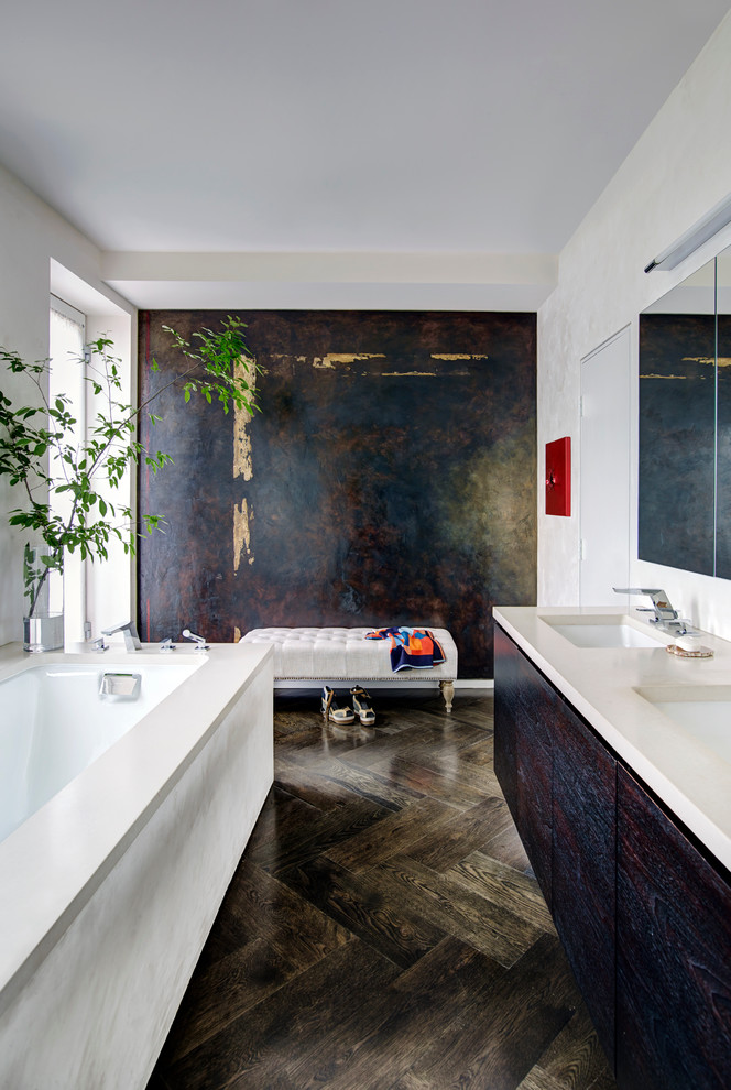 На фото: главная ванная комната в современном стиле с плоскими фасадами, темными деревянными фасадами, полновстраиваемой ванной, темным паркетным полом и врезной раковиной с