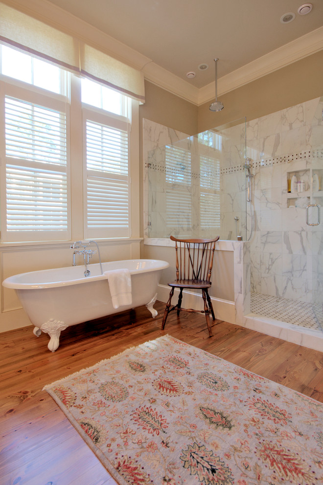 На фото: главная ванная комната среднего размера в классическом стиле с ванной на ножках, открытым душем, белой плиткой, бежевыми стенами, паркетным полом среднего тона, открытым душем и окном с
