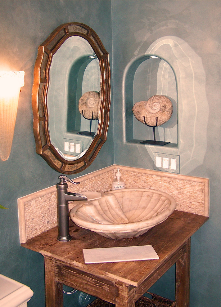 Cette image montre une salle de bain marine avec une vasque.