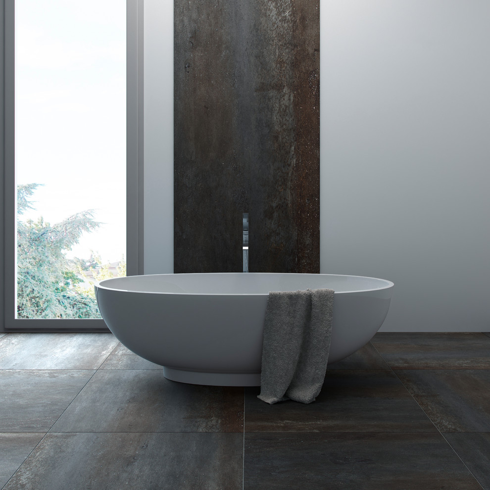 Пример оригинального дизайна: большая главная ванная комната в стиле модернизм с отдельно стоящей ванной, серыми стенами, полом из сланца и черным полом