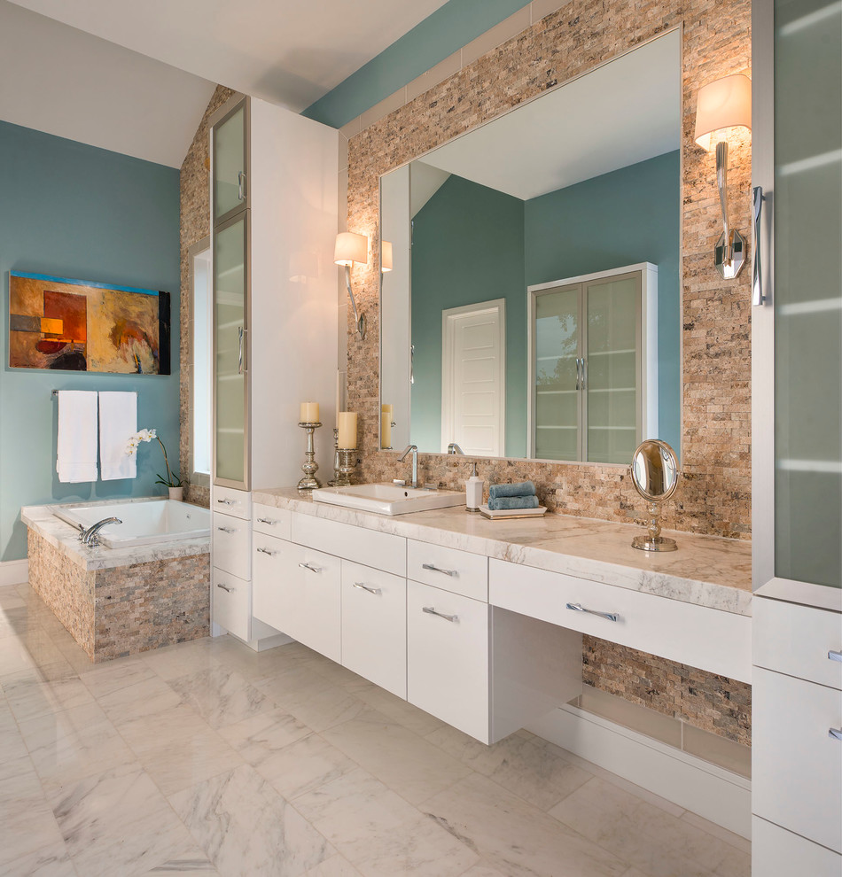 На фото: большая главная ванная комната в современном стиле с накладной раковиной, плоскими фасадами, белыми фасадами, мраморной столешницей, накладной ванной, двойным душем, раздельным унитазом, черно-белой плиткой, плиткой из листового камня, синими стенами и мраморным полом