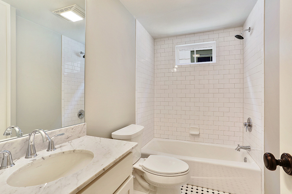 Источник вдохновения для домашнего уюта: главная ванная комната среднего размера в классическом стиле с фасадами с утопленной филенкой, белыми фасадами, угловой ванной, душем над ванной, унитазом-моноблоком, врезной раковиной, столешницей из гранита, белой плиткой, плиткой кабанчик, серыми стенами, разноцветным полом и серой столешницей
