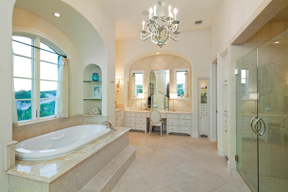 オースティンにあるトラディショナルスタイルのおしゃれな浴室 (ドロップイン型浴槽、アルコーブ型シャワー) の写真