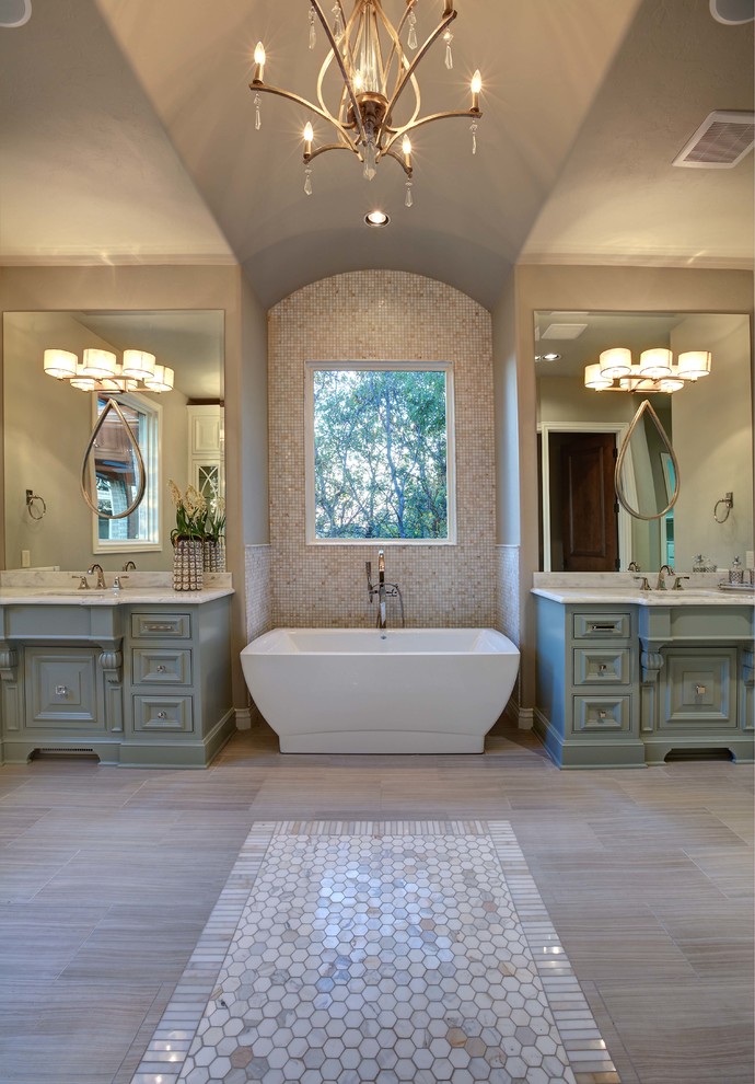 Bild på ett mellanstort vintage en-suite badrum, med luckor med upphöjd panel, turkosa skåp, ett fristående badkar, beige kakel, mosaik, beige väggar, klinkergolv i porslin, ett undermonterad handfat och marmorbänkskiva