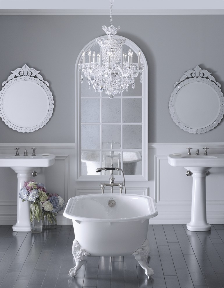 Idee per una grande stanza da bagno padronale classica con lavabo a colonna, vasca con piedi a zampa di leone, piastrelle grigie e pareti grigie