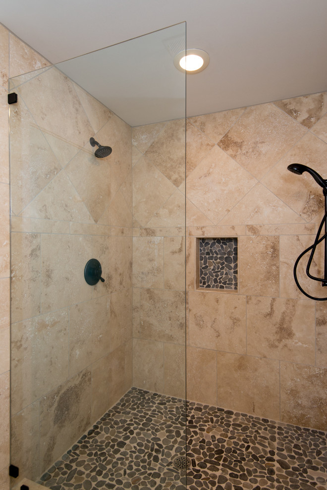 Imagen de cuarto de baño contemporáneo con ducha empotrada, baldosas y/o azulejos beige, baldosas y/o azulejos de cerámica, paredes blancas, lavabo integrado, encimera de cemento, ducha con puerta con bisagras y encimeras grises
