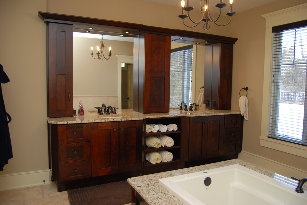 Ispirazione per una stanza da bagno contemporanea con lavabo sottopiano, ante in stile shaker, ante in legno bruno, top in granito e vasca da incasso