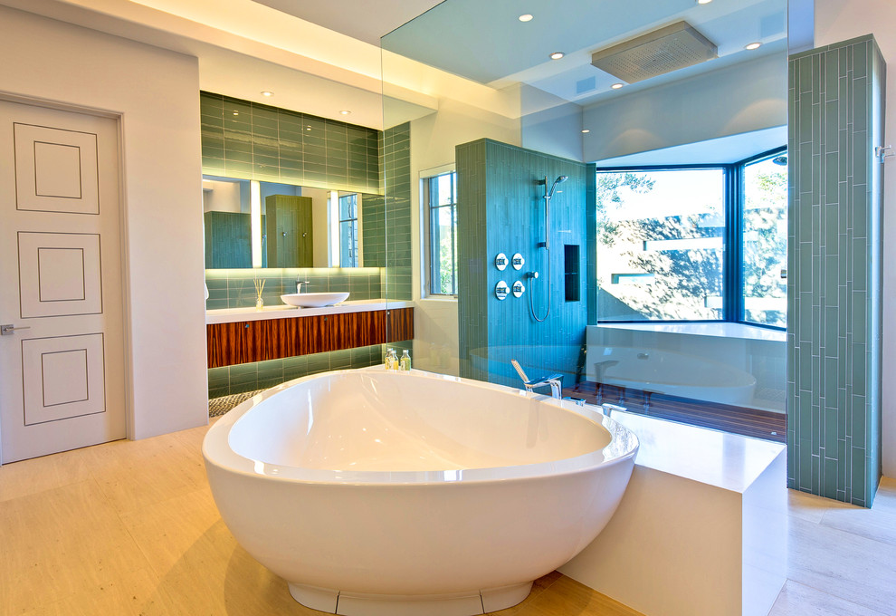 Стильный дизайн: большая главная ванная комната в современном стиле с настольной раковиной, плоскими фасадами, темными деревянными фасадами, японской ванной, открытым душем, унитазом-моноблоком, зеленой плиткой, плиткой кабанчик, бежевыми стенами, полом из керамогранита, столешницей из искусственного кварца, бежевым полом, открытым душем и белой столешницей - последний тренд