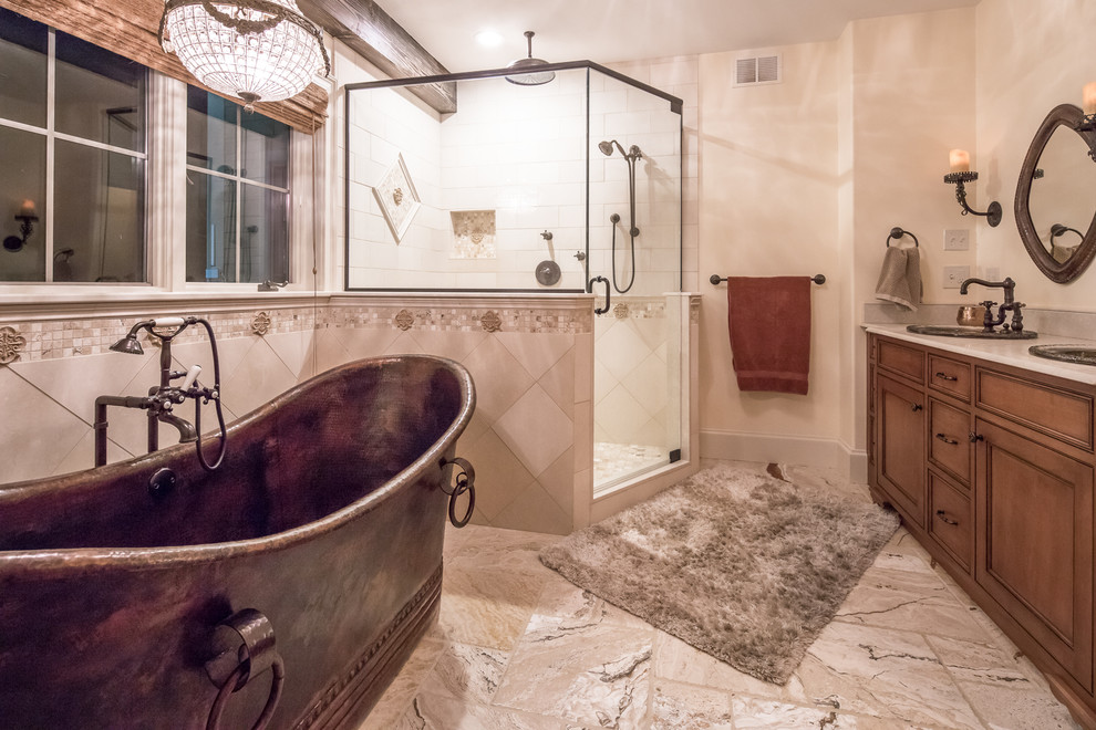 Inredning av ett eklektiskt stort en-suite badrum, med luckor med profilerade fronter, skåp i mellenmörkt trä, ett fristående badkar, en dusch i en alkov, beige kakel, porslinskakel, beige väggar, travertin golv, ett nedsänkt handfat, bänkskiva i kvarts och dusch med gångjärnsdörr
