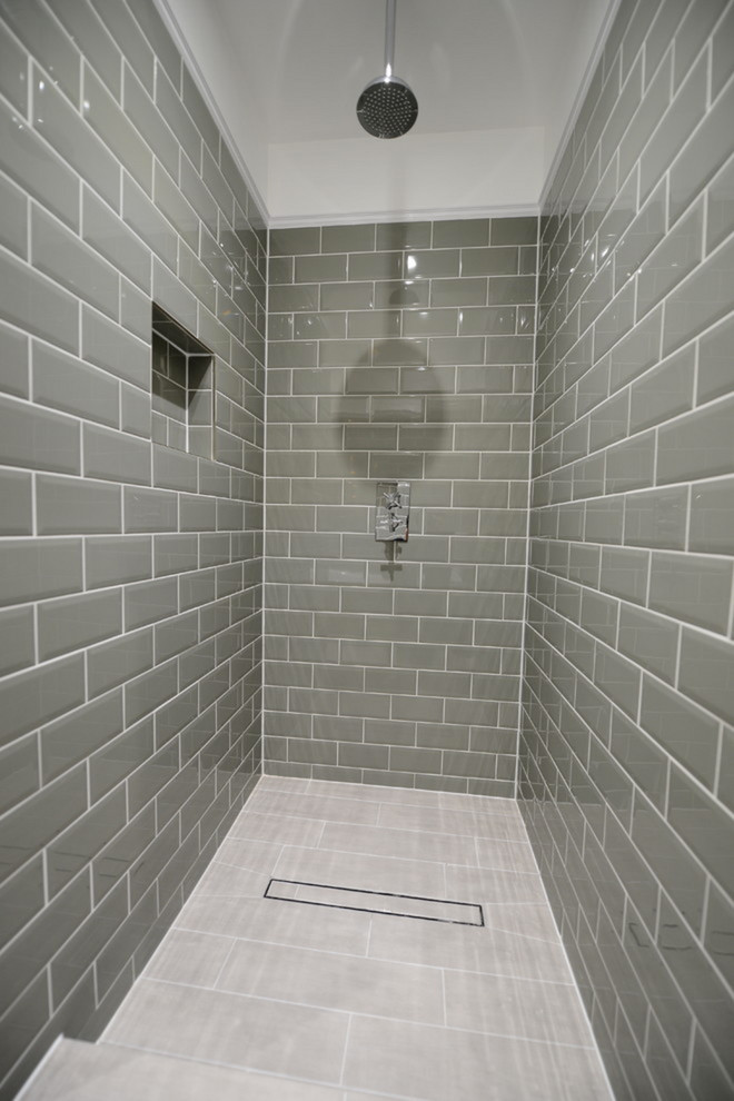 Idées déco pour une petite douche en alcôve campagne en bois brun avec un placard à porte plane, une baignoire posée, WC séparés, un carrelage gris, un carrelage métro, un mur jaune, un sol en carrelage de porcelaine et une vasque.