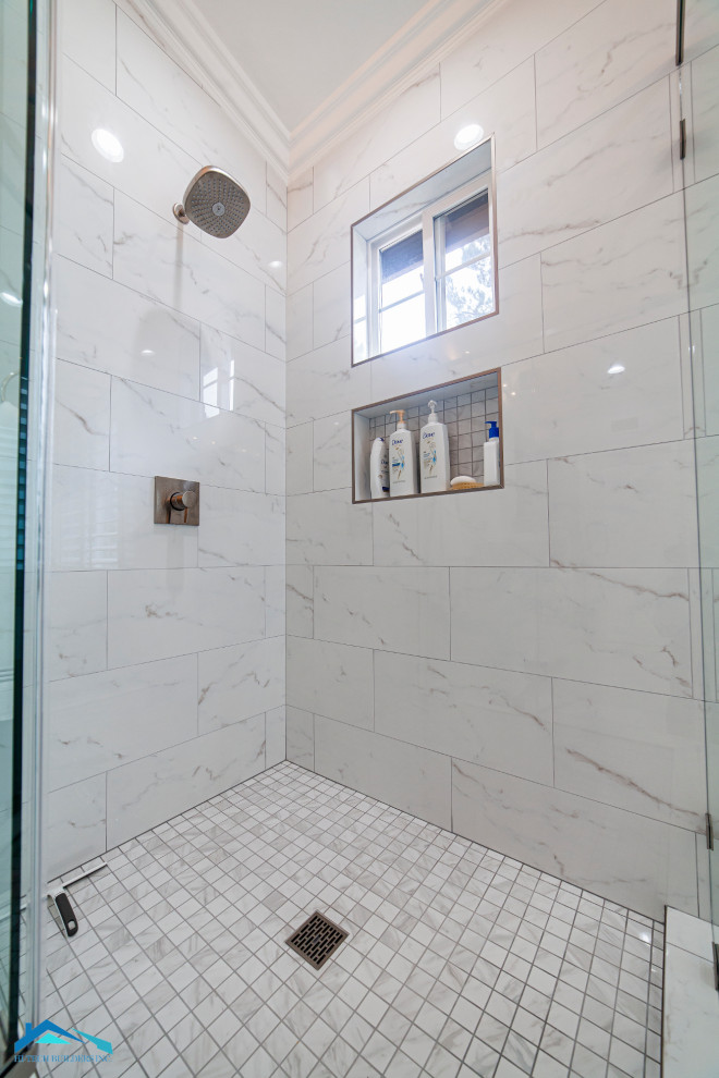 Cette photo montre une grande salle de bain principale moderne avec une baignoire indépendante, une douche d'angle, un carrelage blanc, du carrelage en marbre, un mur blanc, un sol en marbre, un lavabo encastré, un sol blanc et une cabine de douche à porte battante.