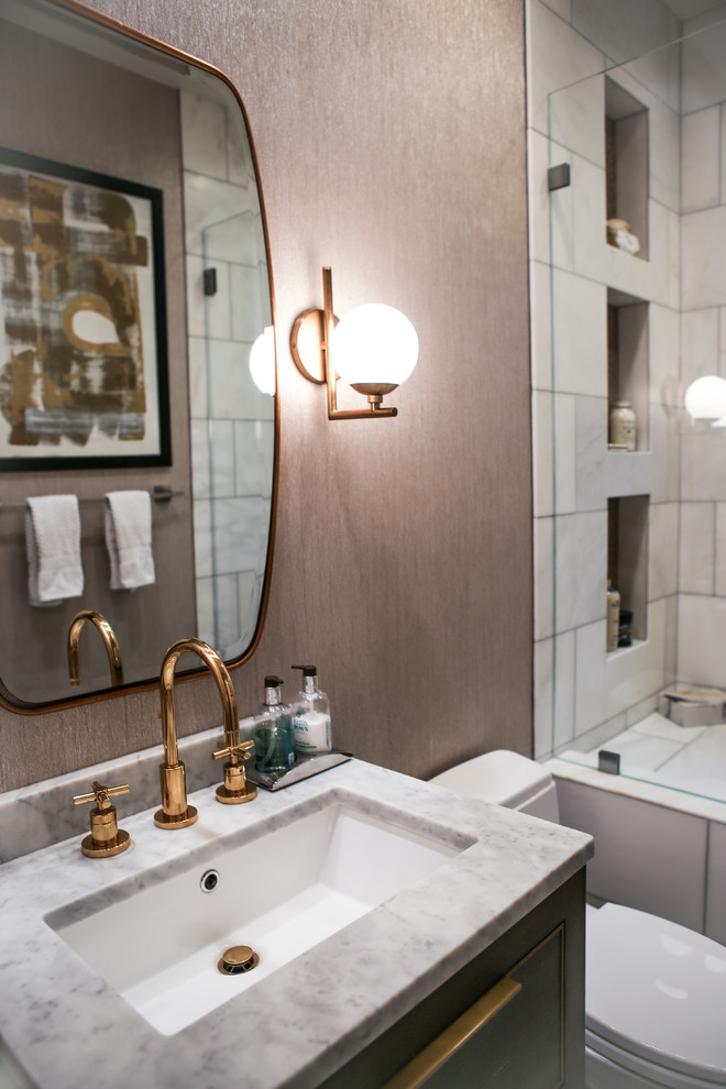 Modern inredning av ett mellanstort badrum med dusch, med vit kakel, bruna väggar, ett nedsänkt handfat, marmorbänkskiva och dusch med gångjärnsdörr