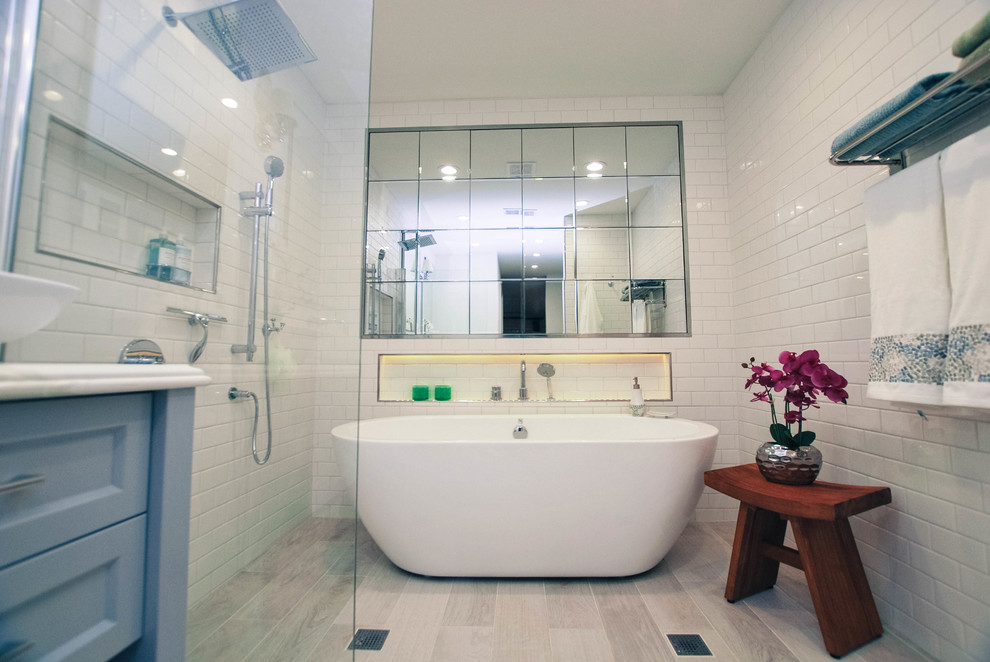 Idéer för att renovera ett litet funkis en-suite badrum, med ett fristående handfat, öppna hyllor, skåp i ljust trä, bänkskiva i kvarts, ett fristående badkar, en öppen dusch, en toalettstol med hel cisternkåpa, vit kakel, porslinskakel, vita väggar och klinkergolv i porslin