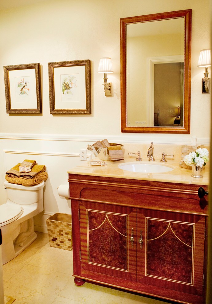 Inspiration pour une petite salle de bain principale traditionnelle en bois brun avec un lavabo encastré, un placard en trompe-l'oeil, un plan de toilette en onyx, un combiné douche/baignoire, WC à poser, un mur blanc et un sol en calcaire.