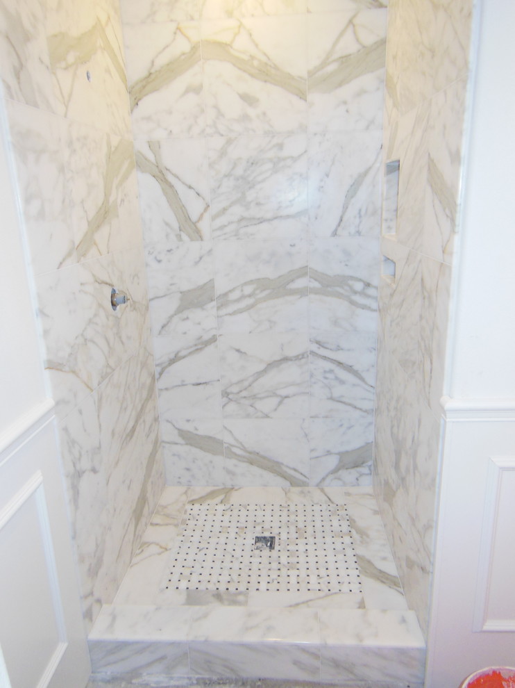 Diseño de cuarto de baño actual pequeño con ducha abierta, baldosas y/o azulejos blancos, baldosas y/o azulejos de piedra y suelo con mosaicos de baldosas