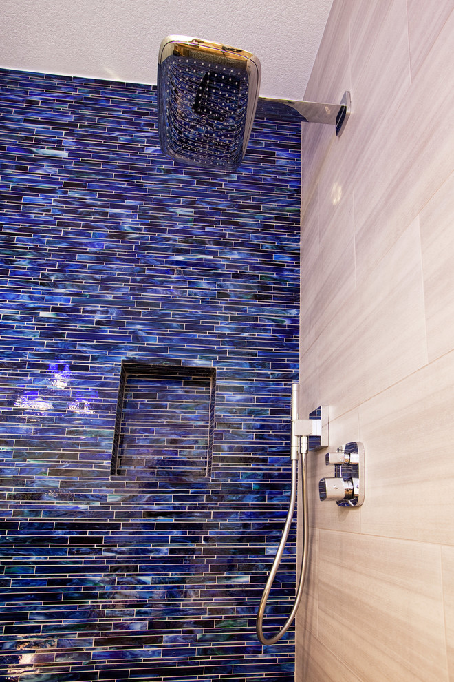 Esempio di una stanza da bagno con doccia contemporanea di medie dimensioni con lavabo sottopiano, ante lisce, ante in legno bruno, top in quarzo composito, doccia alcova, WC a due pezzi, piastrelle grigie, lastra di vetro, pareti blu e pavimento in gres porcellanato