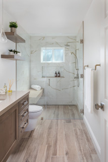 75 photos et idées déco de salles de bain avec un mur blanc et un sol en carrelage  imitation parquet - Février 2024 | Houzz FR