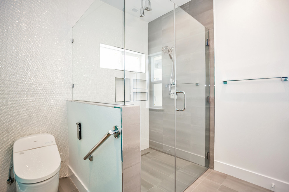 Bild på ett mellanstort funkis en-suite badrum, med en kantlös dusch, vit kakel, grått golv och dusch med gångjärnsdörr